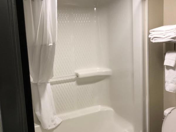 Baymont by Wyndham Oklahoma City Airport : photo 3 de la chambre king studio suite with two king beds - non-smoking