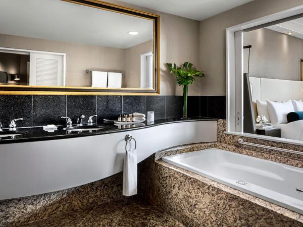 Fairmont Vancouver Airport In-Terminal Hotel : photo 5 de la chambre chambre fairmont avec 2 lits queen-size