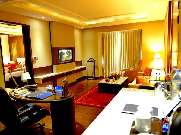 Radisson Blu Jaipur : photo 8 de la chambre suite -non smoking room with 02 beer or 02 pegs(imfl) or 02 mocktails and 02 pcs laundry