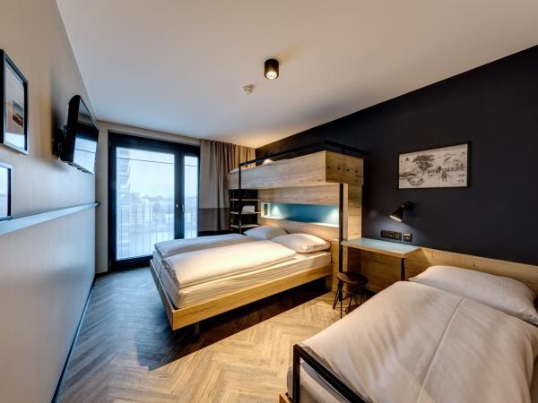 Schulz Hotel Berlin Wall at the East Side Gallery : photo 2 de la chambre chambre quadruple standard