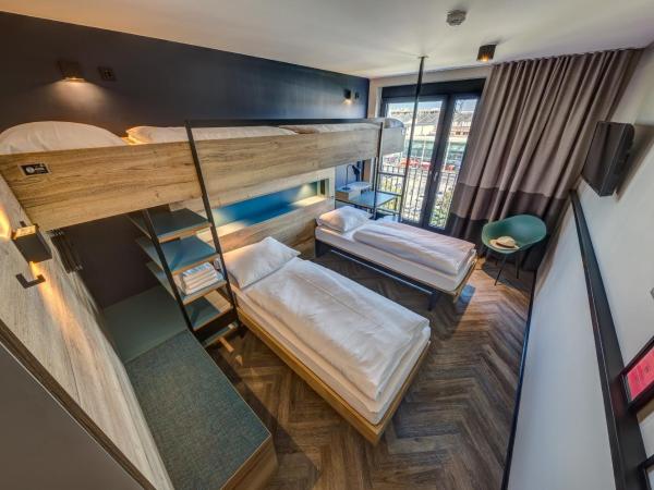 Schulz Hotel Berlin Wall at the East Side Gallery : photo 4 de la chambre chambre quadruple standard