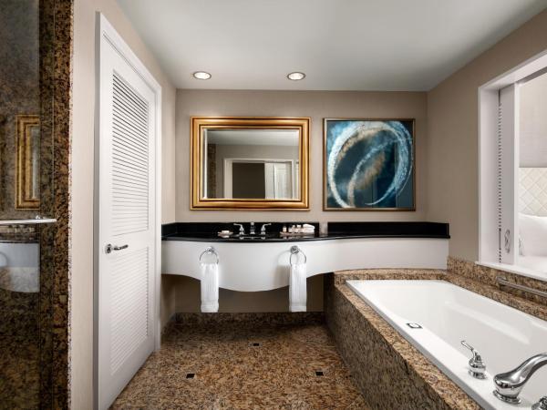 Fairmont Vancouver Airport In-Terminal Hotel : photo 4 de la chambre chambre fairmont avec 2 lits queen-size