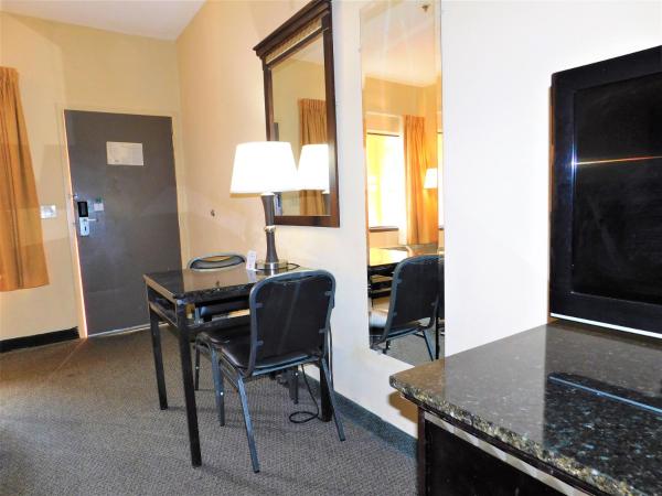 Mi Casa Hotel : photo 2 de la chambre suite avec 2 lits doubles et canapé-lit - vue sur piscine