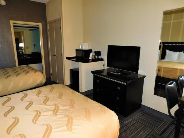 Mi Casa Hotel : photo 3 de la chambre suite avec 2 lits doubles et canapé-lit - vue sur piscine