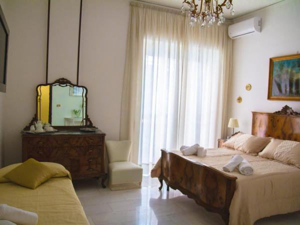 Happy Rooms in Easy House : photo 1 de la chambre chambre familiale avec salle de bains privative