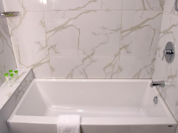 M Montreal Hostel : photo 10 de la chambre chambre lit king-size