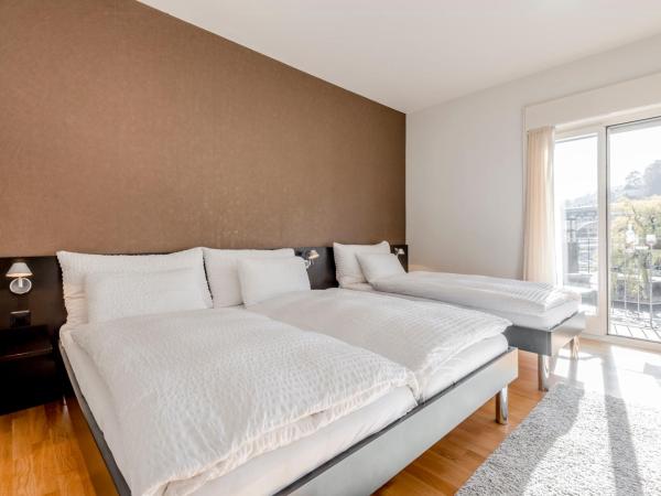 Boutique Hotel KARL : photo 1 de la chambre chambre triple avec balcon - vue sur rivière et montagne