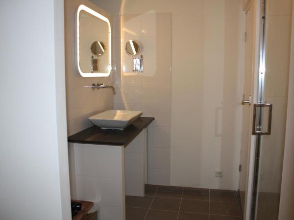 At number 6 : photo 3 de la chambre chambre double ou lits jumeaux avec salle de bains