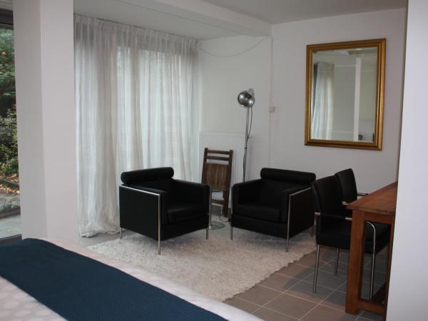 At number 6 : photo 8 de la chambre chambre double ou lits jumeaux avec salle de bains