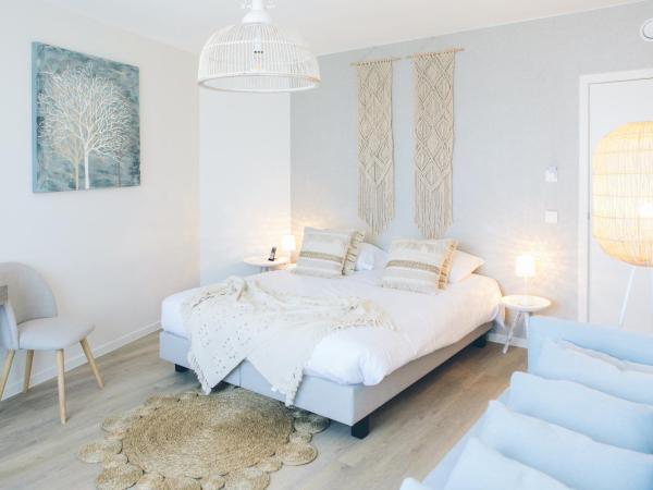 Hotel du Bassin : photo 2 de la chambre chambre double ou lits jumeaux deluxe - vue sur port