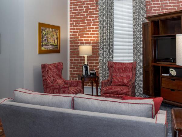 East Bay Inn, Historic Inns of Savannah Collection : photo 10 de la chambre suite lit king-size avec patio