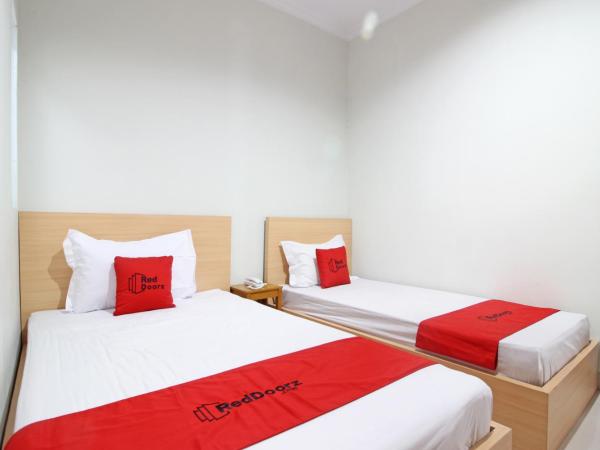 RedDoorz near AMIKOM Yogyakarta : photo 6 de la chambre chambre lits jumeaux
