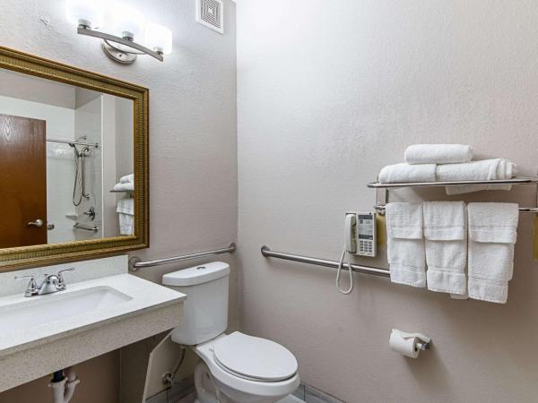 Quality Suites : photo 2 de la chambre suite avec lit king-size pour personnes à mobilité réduite - non-fumeurs