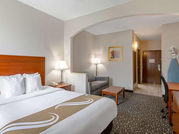 Quality Suites : photo 4 de la chambre suite avec lit king-size pour personnes à mobilité réduite - non-fumeurs