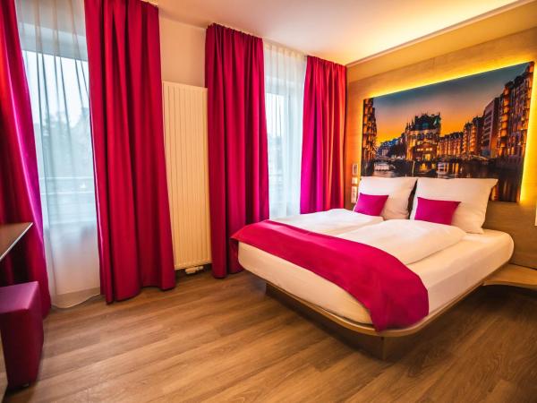 Hotel Luckys Inn : photo 4 de la chambre chambre double avec salle de bains privative