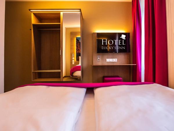 Hotel Luckys Inn : photo 10 de la chambre chambre double avec salle de bains privative