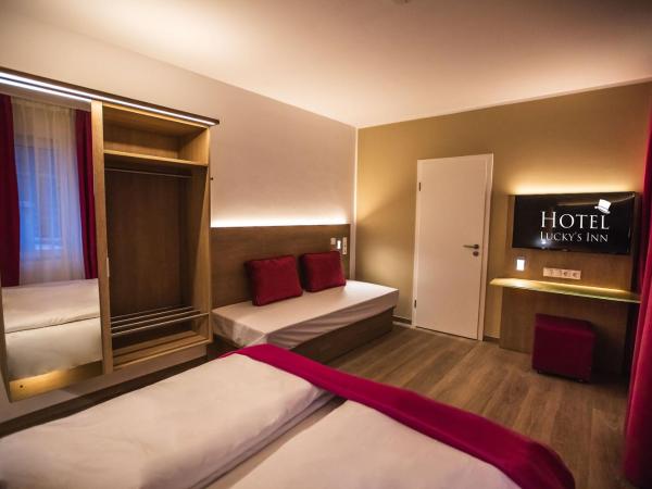 Hotel Luckys Inn : photo 6 de la chambre chambre triple avec salle de bains privative