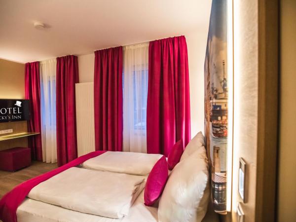 Hotel Luckys Inn : photo 5 de la chambre chambre triple avec salle de bains privative