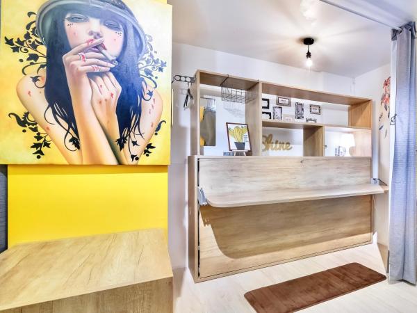 hipstercity hostel : photo 7 de la chambre lit simple dans dortoir avec salle de bains commune