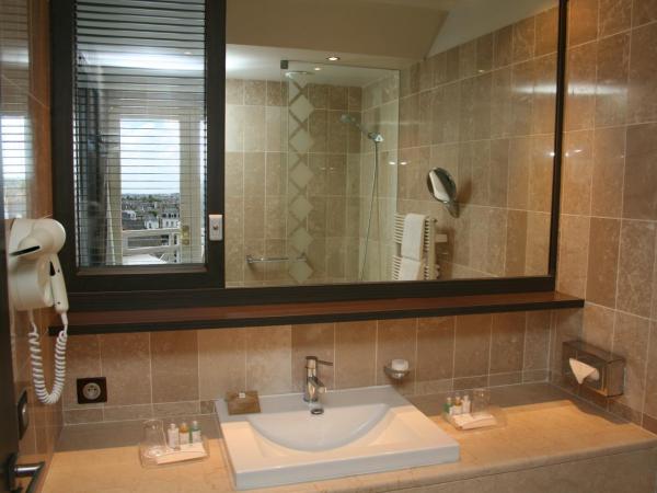 Grand Hôtel Des Thermes : photo 5 de la chambre chambre double Émeraude avec vue sur la ville