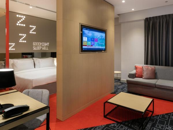 Studio M Arabian Plaza Hotel & Hotel Apartments : photo 5 de la chambre chambre exécutive urbaine - service de navette gratuit vers plage d'al mamzar et centre-ville de deira 