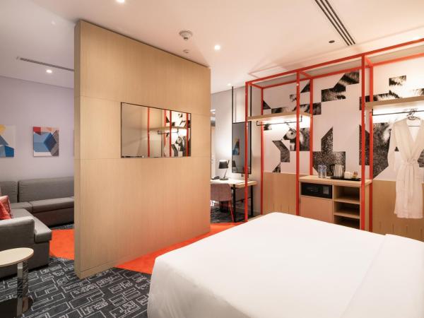 Studio M Arabian Plaza Hotel & Hotel Apartments : photo 2 de la chambre chambre exécutive urbaine - service de navette gratuit vers plage d'al mamzar et centre-ville de deira 
