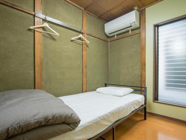 woodon : photo 2 de la chambre chambre simple avec toilettes et douche communes