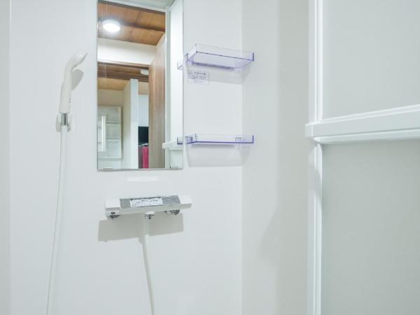 woodon : photo 3 de la chambre chambre simple avec toilettes et douche communes