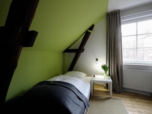 Hotel KUHBERG Hamburg : photo 1 de la chambre chambre simple avec salle de bains privative