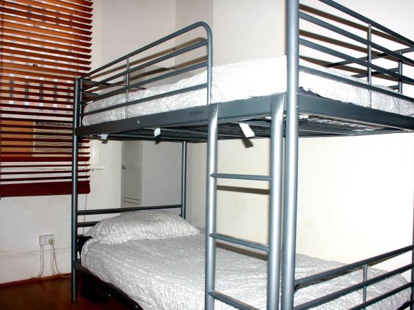The Hive Hostel - Traveler Friendly, Passport Only : photo 4 de la chambre lit dans un dortoir de 4 lits