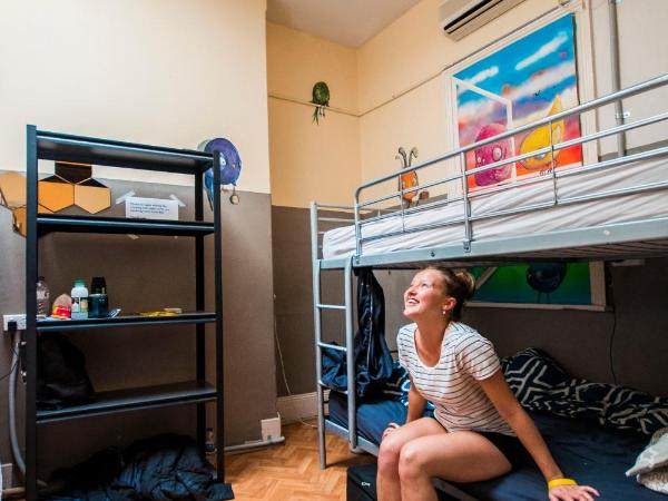 The Hive Hostel - Traveler Friendly, Passport Only : photo 6 de la chambre lit dans un dortoir de 4 lits