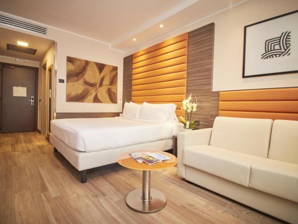 iH Hotels Milano Lorenteggio : photo 2 de la chambre chambre double standard avec canapé-lit