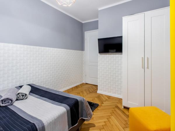 ClickTheFlat Żurawia Street Apart Rooms : photo 2 de la chambre chambre double avec salle de bains commune