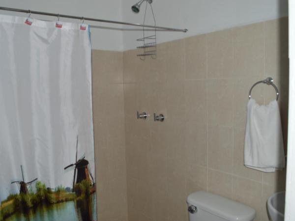 Hostal Maple : photo 7 de la chambre chambre quadruple avec salle de bains privative