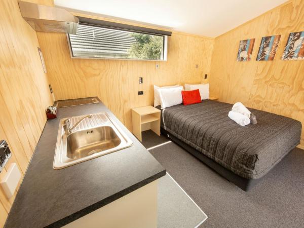 Queenstown Top 10 Holiday Park : photo 2 de la chambre studio lit queen-size 