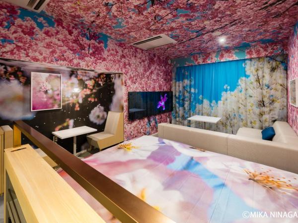 Hotel Anteroom Kyoto : photo 2 de la chambre chambre lits jumeaux photographe et réalisateur mika ninagawa avec baignoire en cyprès