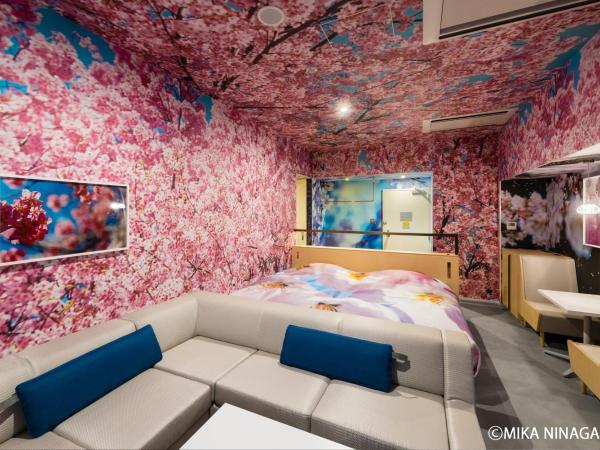 Hotel Anteroom Kyoto : photo 1 de la chambre chambre lits jumeaux photographe et réalisateur mika ninagawa avec baignoire en cyprès