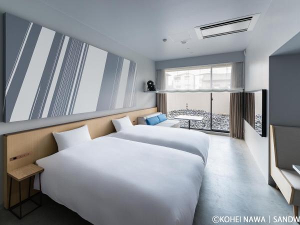 Hotel Anteroom Kyoto : photo 1 de la chambre chambre lits jumeaux sculpteur kohei nawa avec baignoire en cyprès