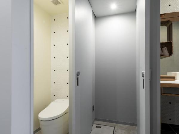 Hotel Anteroom Kyoto : photo 4 de la chambre chambre lits jumeaux photographe et réalisateur mika ninagawa avec baignoire en cyprès