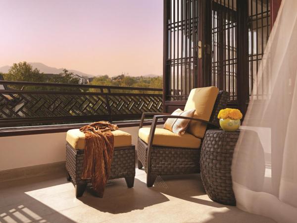 Four Seasons Hotel Hangzhou at West Lake : photo 4 de la chambre chambre lit king-size premier - vue sur jardin