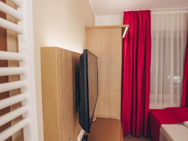 Hotel Luckys Inn : photo 10 de la chambre chambre simple avec salle de bains privative