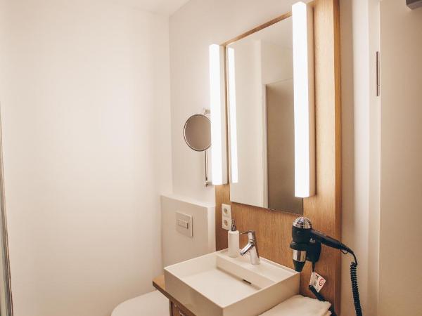 Hotel Luckys Inn : photo 9 de la chambre chambre simple avec salle de bains privative