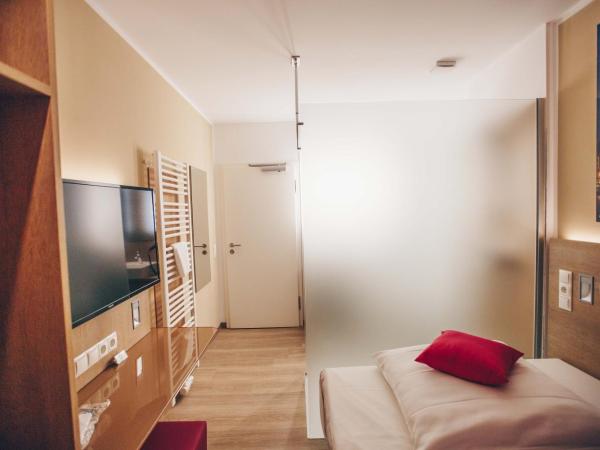 Hotel Luckys Inn : photo 8 de la chambre chambre simple avec salle de bains privative