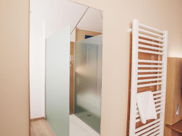 Hotel Luckys Inn : photo 4 de la chambre chambre simple avec salle de bains privative