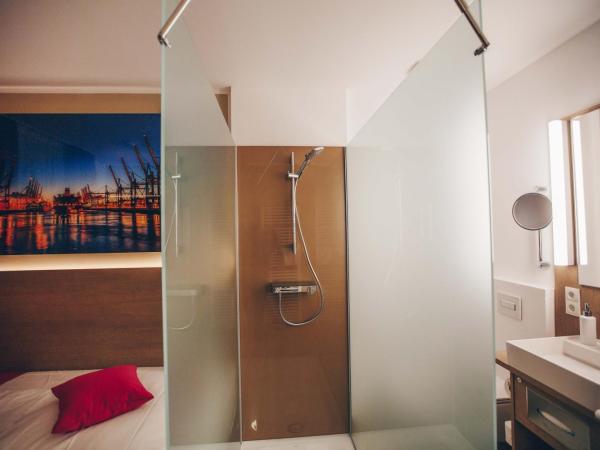 Hotel Luckys Inn : photo 3 de la chambre chambre simple avec salle de bains privative