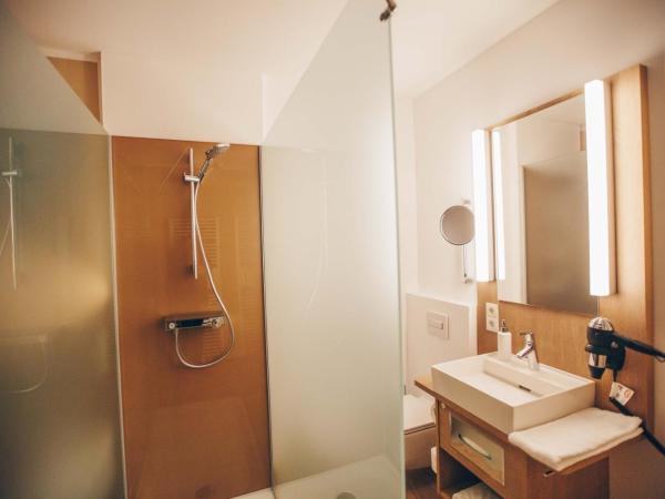 Hotel Luckys Inn : photo 2 de la chambre chambre simple avec salle de bains privative