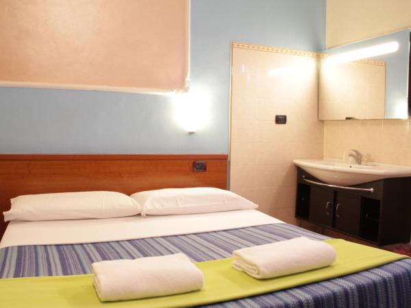 Hotel America : photo 9 de la chambre chambre triple avec salle de bains commune