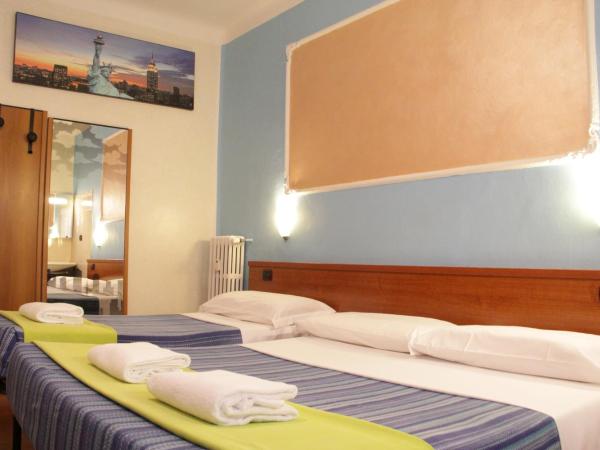 Hotel America : photo 7 de la chambre chambre triple avec salle de bains commune