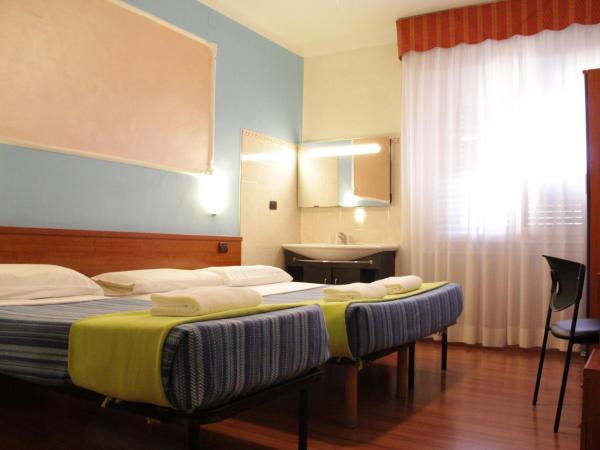 Hotel America : photo 8 de la chambre chambre triple avec salle de bains commune