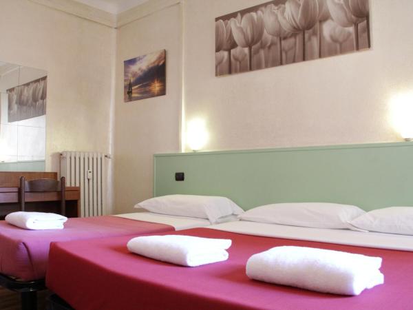 Hotel America : photo 5 de la chambre chambre triple avec salle de bains commune